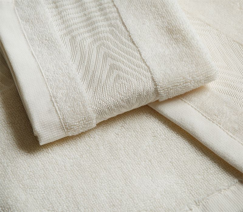 Комплект ручных полотенец из коллекции MAGNUM в молочном цвете. Представляем вашему вниманию универсальный комплект полотенец для рук, который можно использовать как в ванне, так и на кухне. Плотная, но нежная махра салфеток отлично впитывает и дарит комф Victoria Stenova 16114 - Вид №1