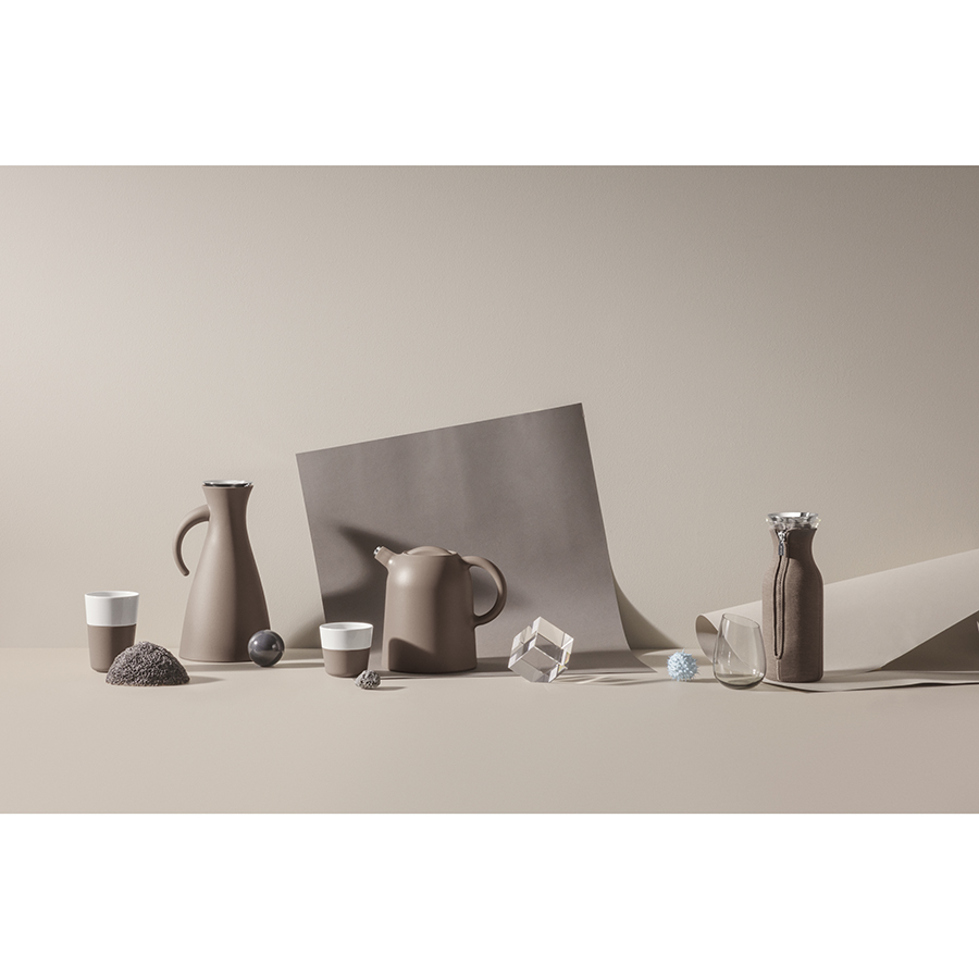 567994 Графин fridge в неопреновом текстурном чехле, 1 л, серо-коричневый Eva Solo  - Вид №1