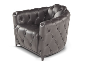 Кожаное кресло с подлокотниками