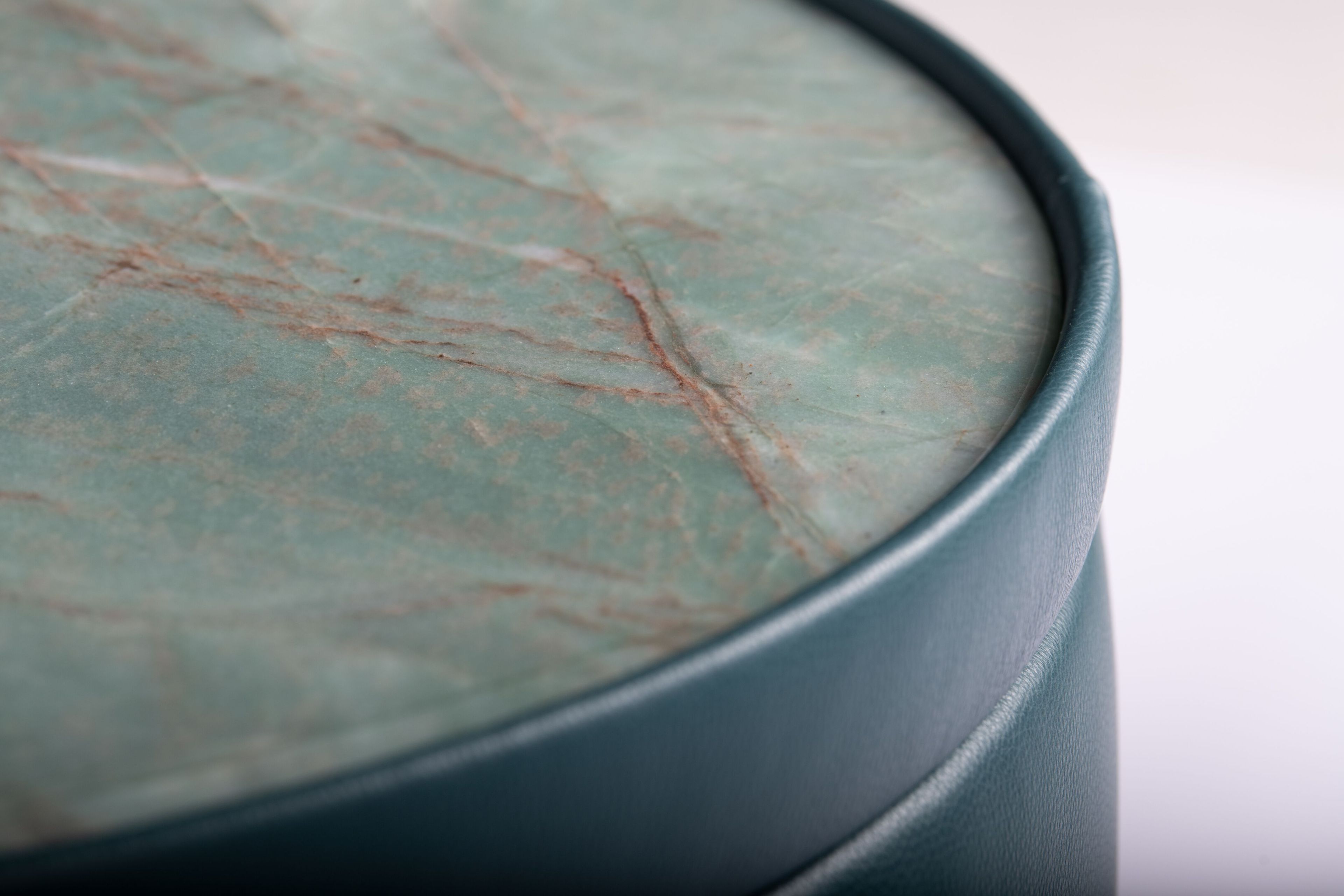 Кожаный низкий круглый журнальный столик с мраморной столешницей de Sede DS-800 ARCH-00149258