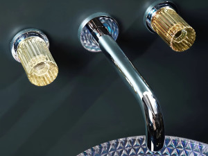 Настенный смеситель для раковины с 3 отверстиями и отдельными розетками