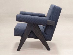 Тканевое кресло с подлокотниками