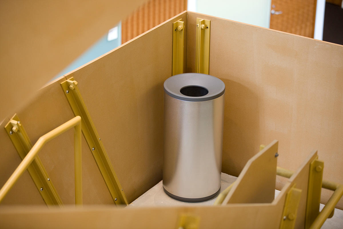 Универсальная емкость для мусора и утилизации, 24 галлона, верхнее отверстие, крышка с разделенным потоком, изображение «рециркуляция» на синем фоне, изображение «мусор» на сером фоне, корпус из нержавеющей стали с сатинированной отделкой и рисунком в вид Forms-surfaces FRMR190 - Вид №19