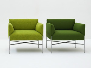 Тканевое кресло с подлокотниками