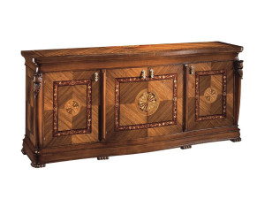 Деревянный шкаф с распашными дверцами и ящиками