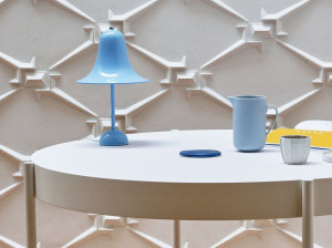 Металлическая настольная лампа