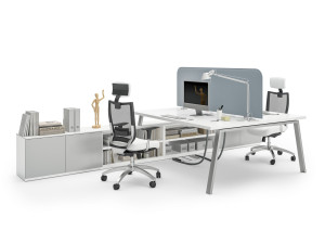 Рабочий стол с 2 опорными станциями