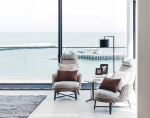 Тканевое кресло с высокой спинкой