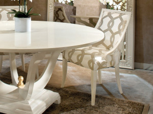 Деревянный мягкий стул