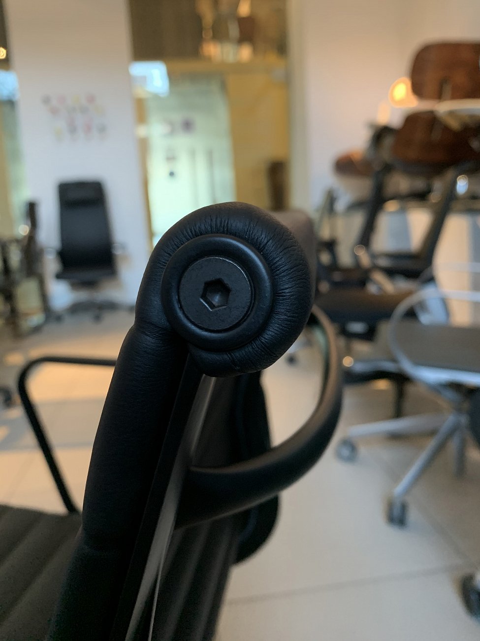 Кресло офисное кожаное черное 104х58 см Eames Style Ribbed Office Chair EA 119 SOHO DESIGN ДИЗАЙНЕРСКИЕ 00-3886257 Черный  - Вид №1