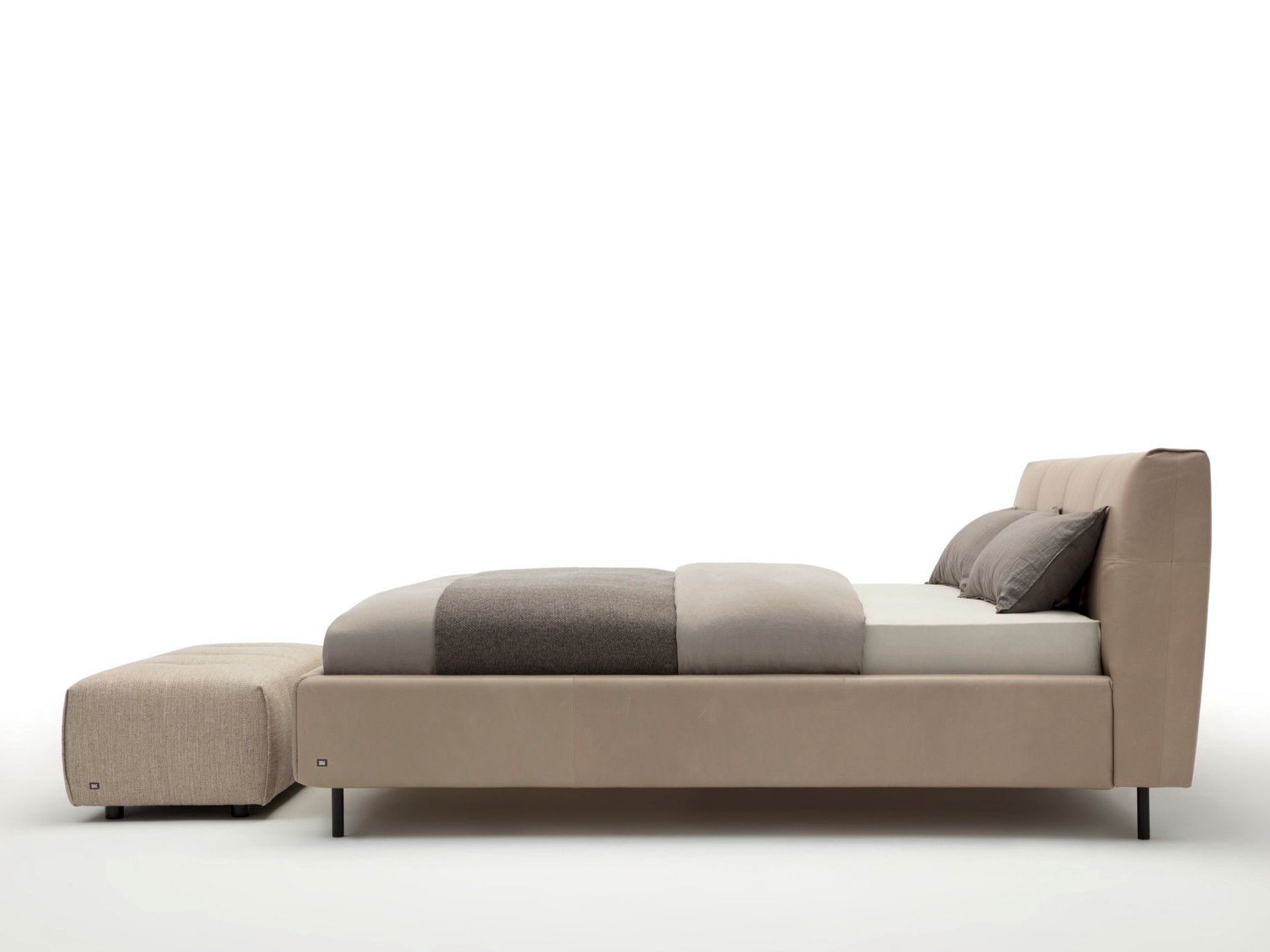 Кожаная двуспальная кровать с мягким изголовьем Rolf Benz Rolf Benz 50 ARCH-00131386 - Вид №1