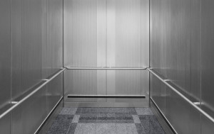 FSRT834 Интерьер лифта Levelc-1000a из нержавеющей стали с отделкой из песчаника и далласским оттиском; круглые поручни из сатинированной нержавеющей стали; система широтных бамперов в конфигурации d в международном аэропорту индианаполис, индианаполис, и Forms-surfaces 