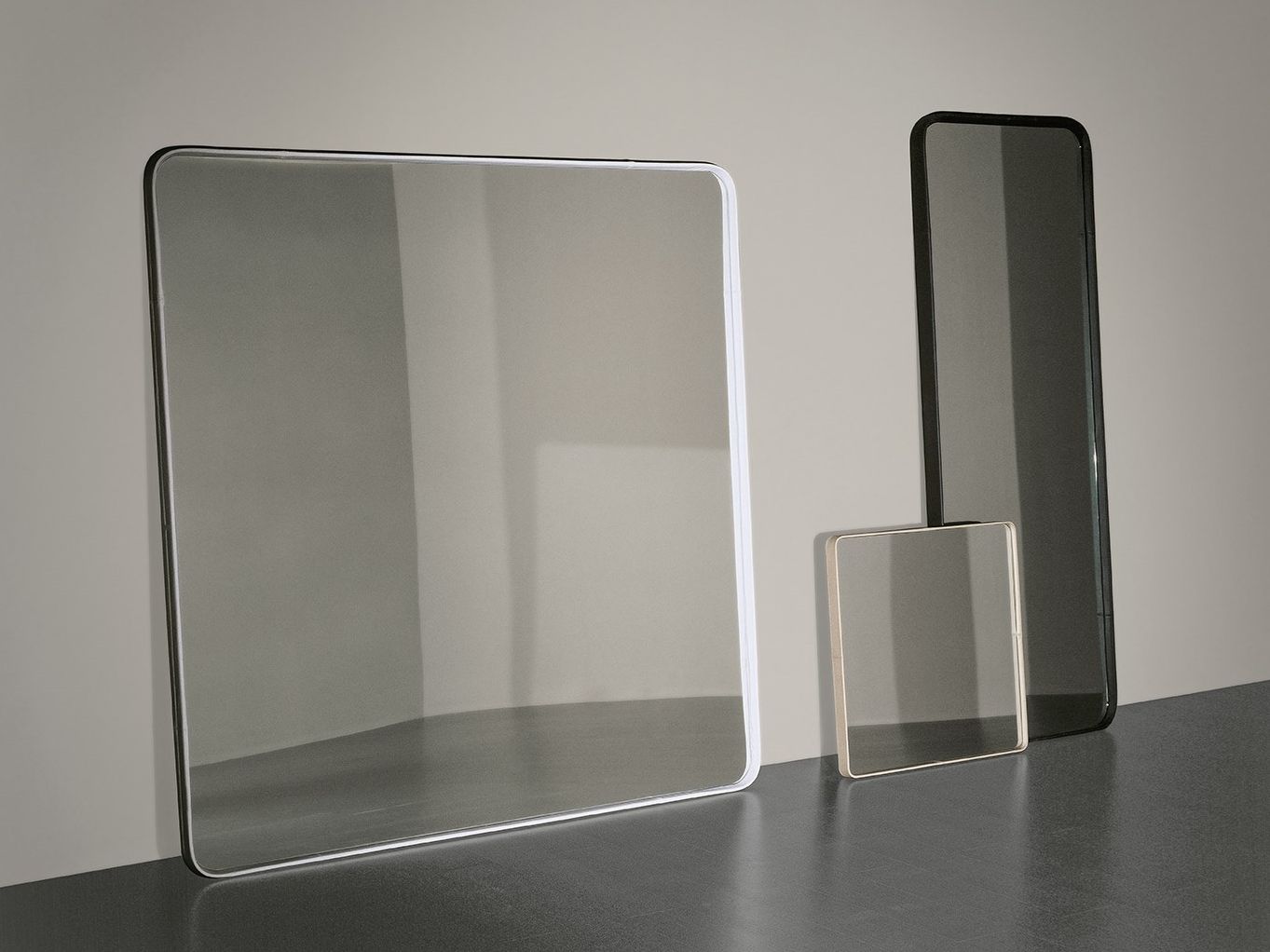 Настенное зеркало с кожаной рамкой Meridiani BIRK ARCH-00120519