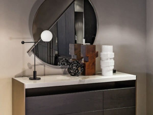 Металлическая настольная лампа