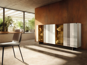 Стеклянный шкаф со встроенным освещением