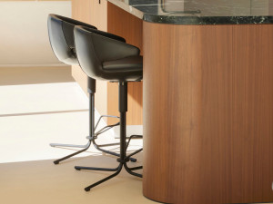 Кожаный поворотный стул