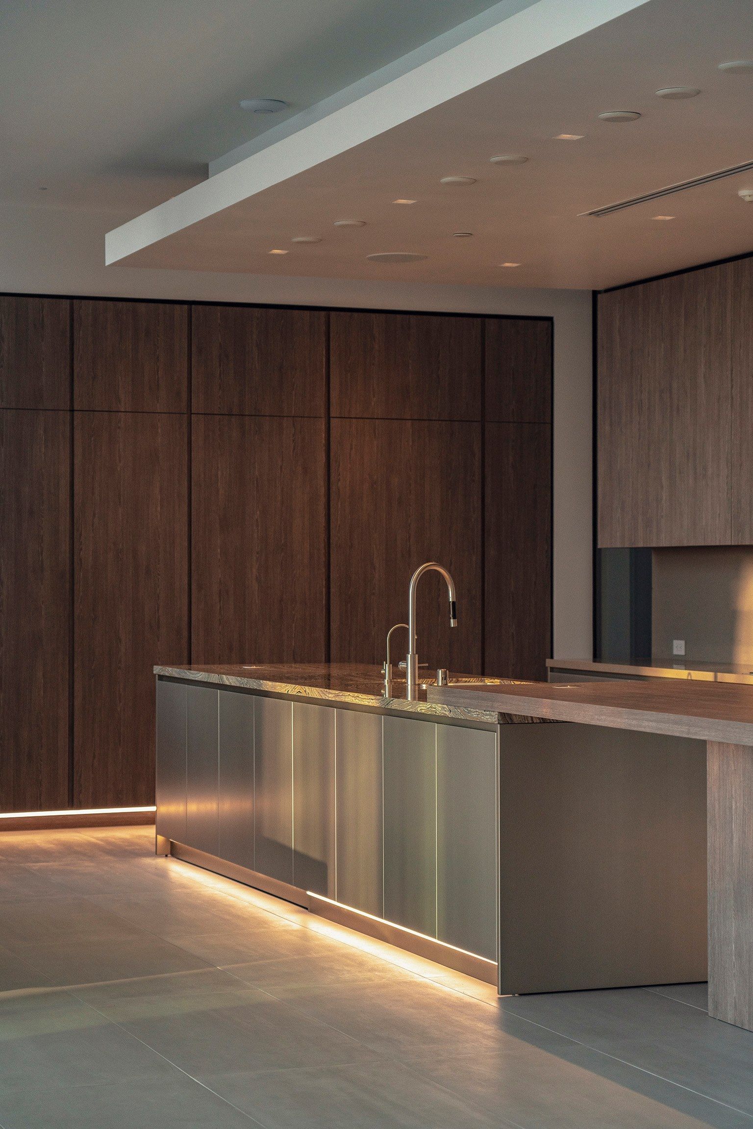 Двусторонняя линейная кухня с островом и соседним столом TM Italia Cucine ARCH-00018862 - Вид №3