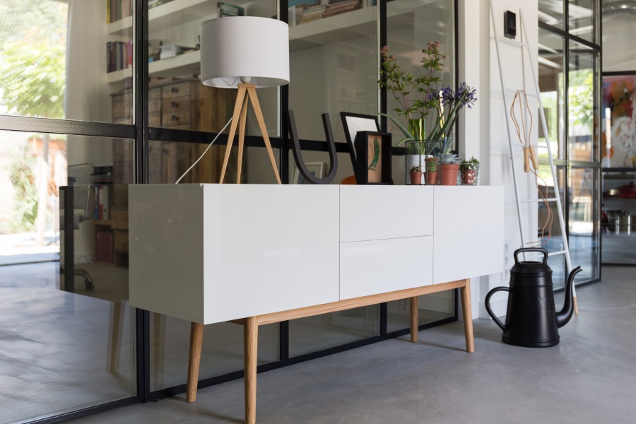 Лампа настольная Tripod Wood, черная с бежевыми ножками Zuiver 5200008 - Вид №3