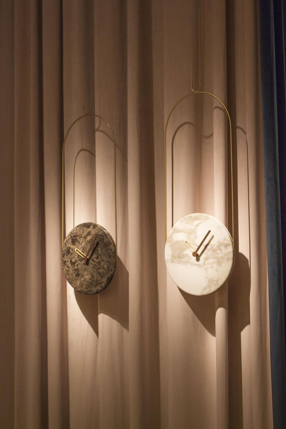 072293 Часы мрамор Emperador - латунь Nomon Colgante  - Вид №1