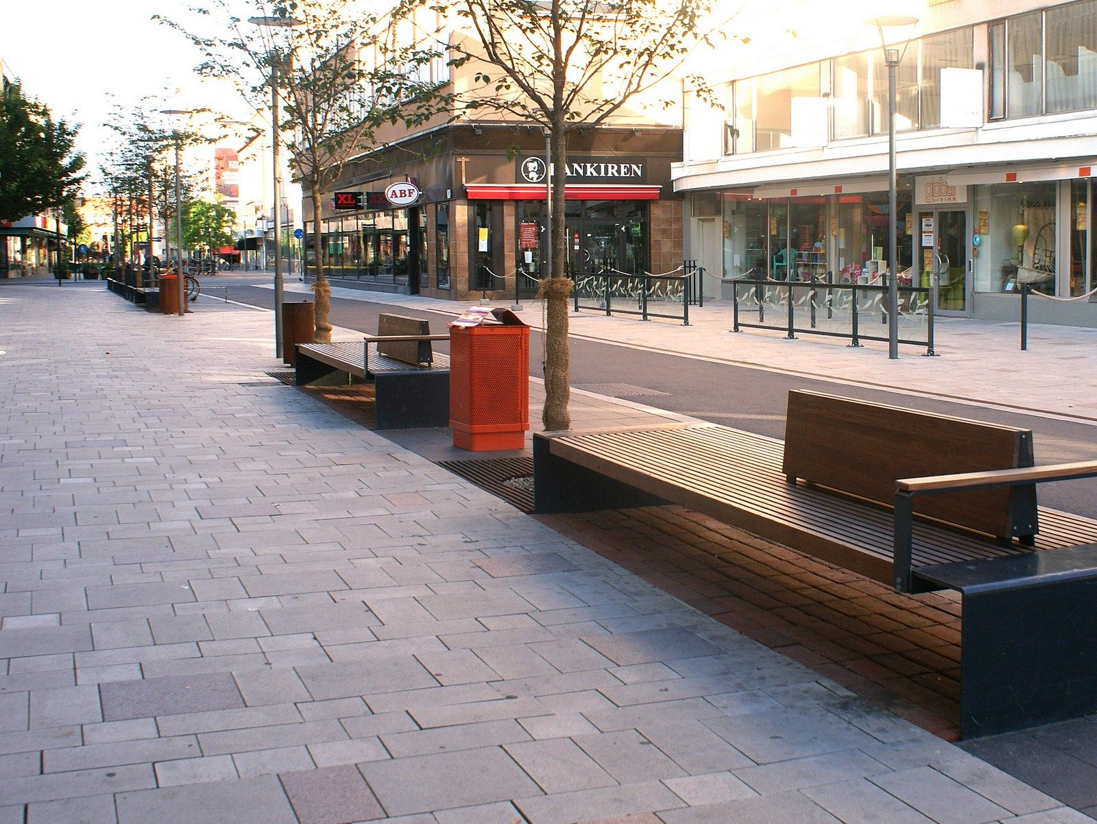 Стальная скамья со спинкой с подлокотниками Nola Industrier CITY WALK ARCH-00070095 - Вид №3