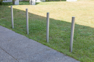 Металлический столб с фиксированным цилиндрическим боллардом