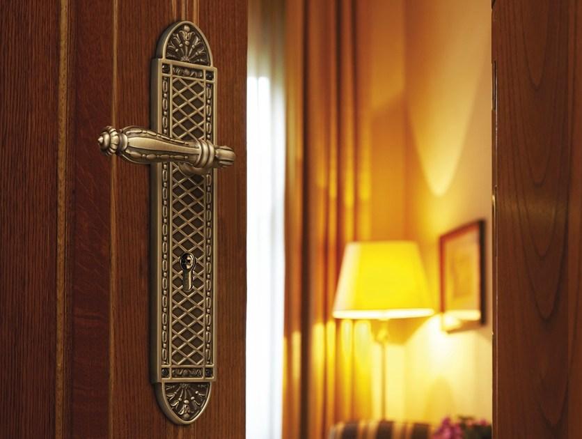 LINEA CALI' Латунная ручка в индийском стиле на тарелке Zaara sun-id-1366473 - Вид №1