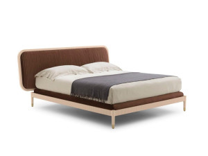 Деревянная двуспальная кровать с мягким изголовьем