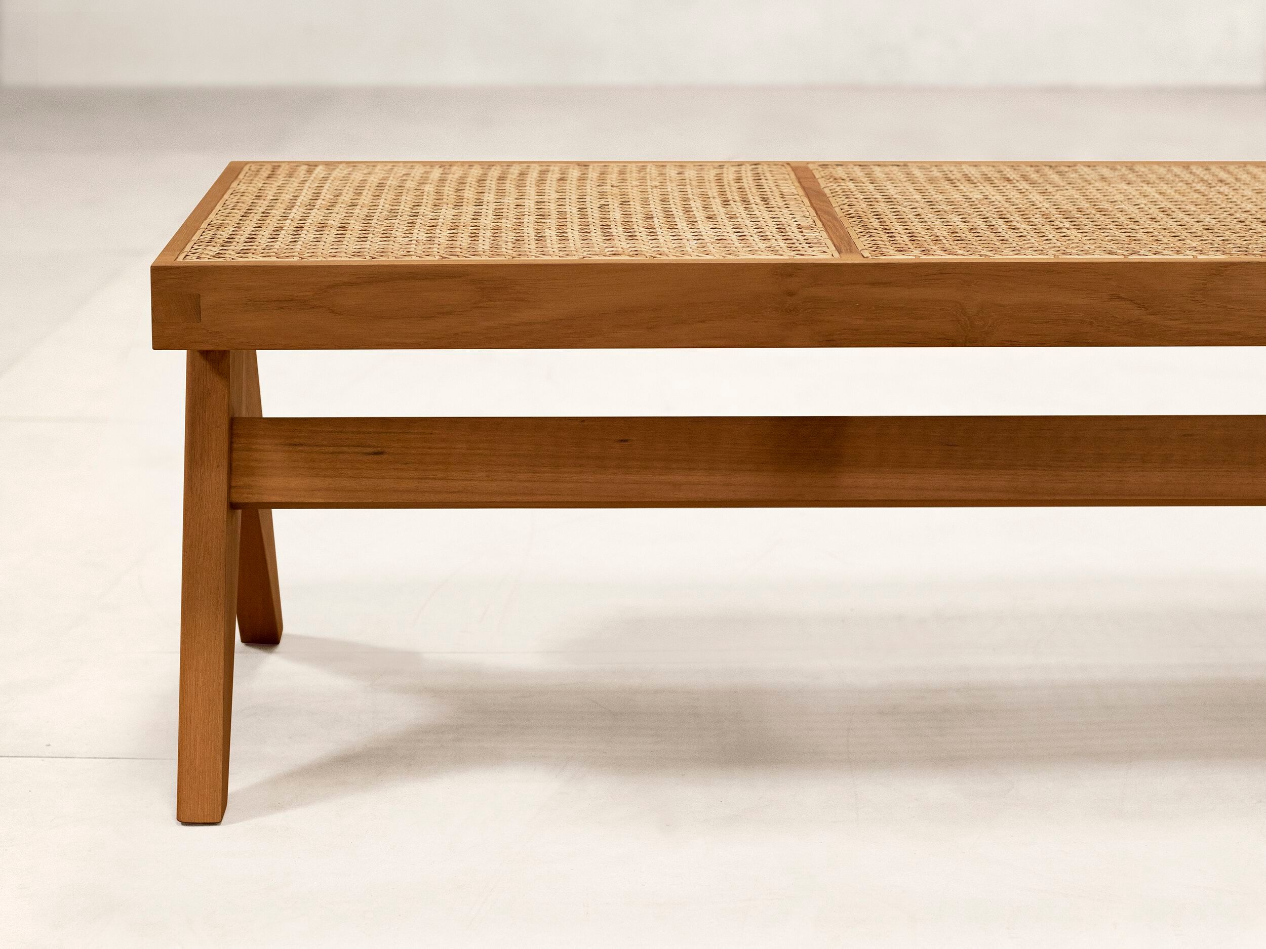 Скамейка из тикового дерева Phantom Hands проект "Чандигарх" ARCH-00012677 - Вид №1