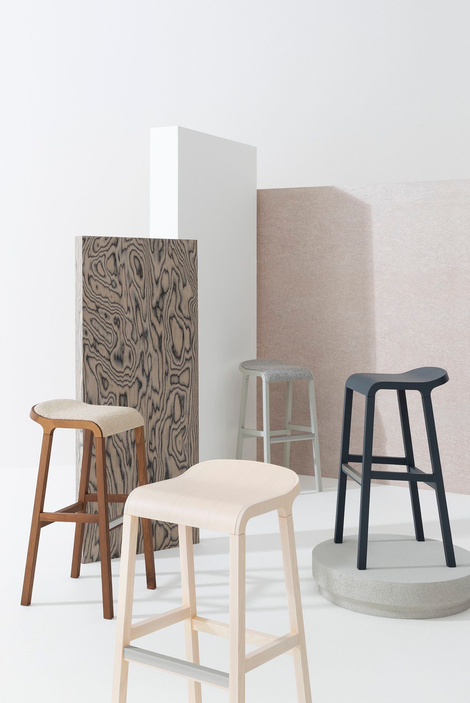 Высокий стул из ясеня с подставкой для ног с мягким сиденьем Billiani Layer ARCH-00147215 - Вид №1