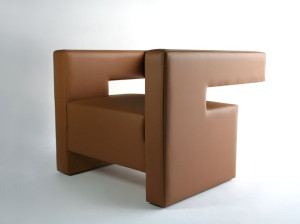 Кожаное кресло с подлокотниками