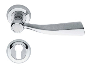 Металлическая ручка в классическом стиле на розетке с насадкой