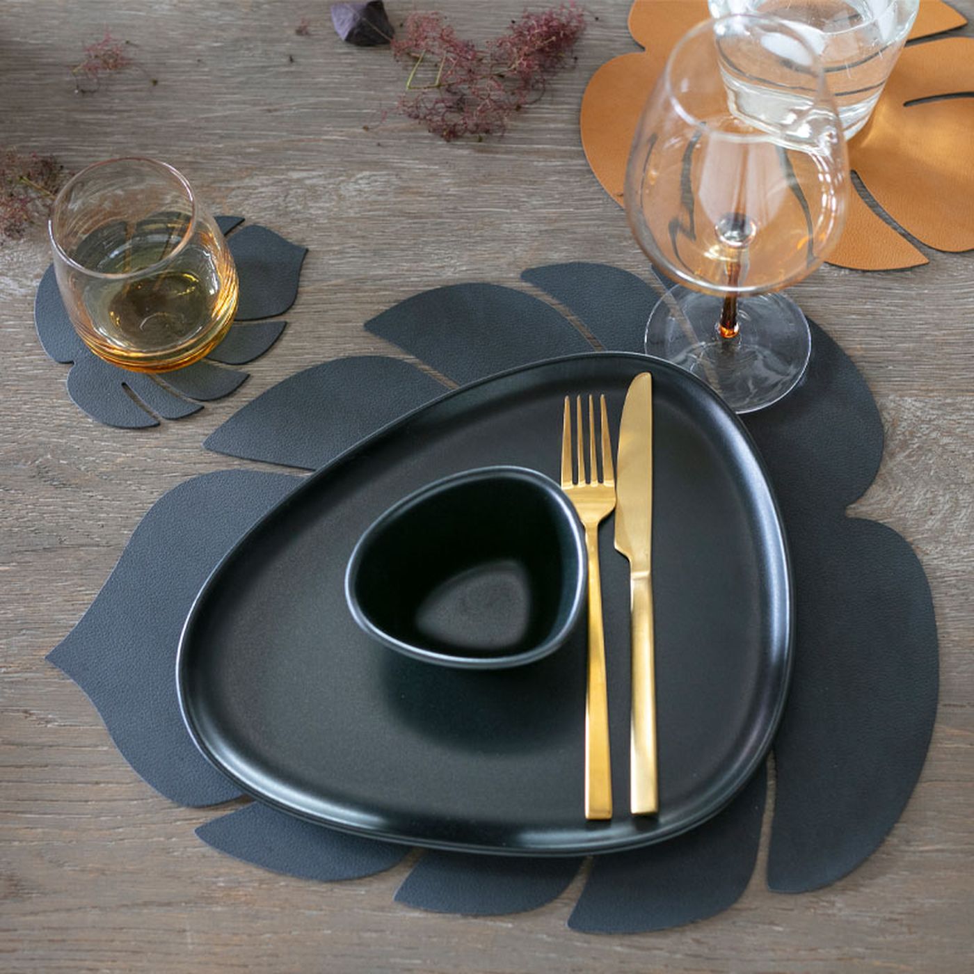 990072 NUPO black подстановочная салфетка лист монстеры 42х35 см, толщина 1,6мм;LIND DNA  - Вид №1
