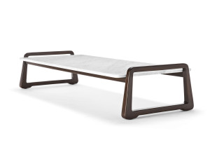 Низкий прямоугольный журнальный столик из каррарского мрамора