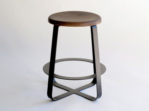 Высокий стул из металла и дерева