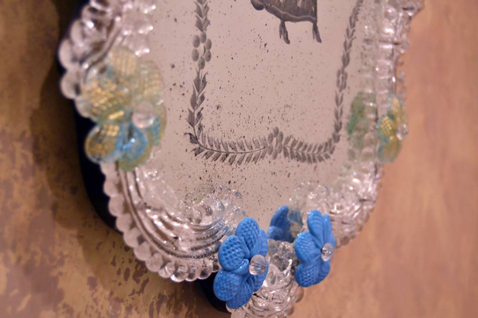 1008 ORIGINALMURANOGLASS Венецианское зеркало с венецианским персонажем Dama Carnevale - муранское стекло OMG  см  - Вид №1