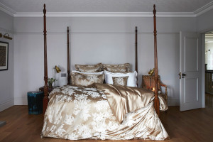 GIN_TROPICAL КПБ Пододеяльник 260/240, простынь на резинке 160/200/35, 2 наволочки 50/75, 2 наволочки 65/65, шелк жаккард GINGERLILY