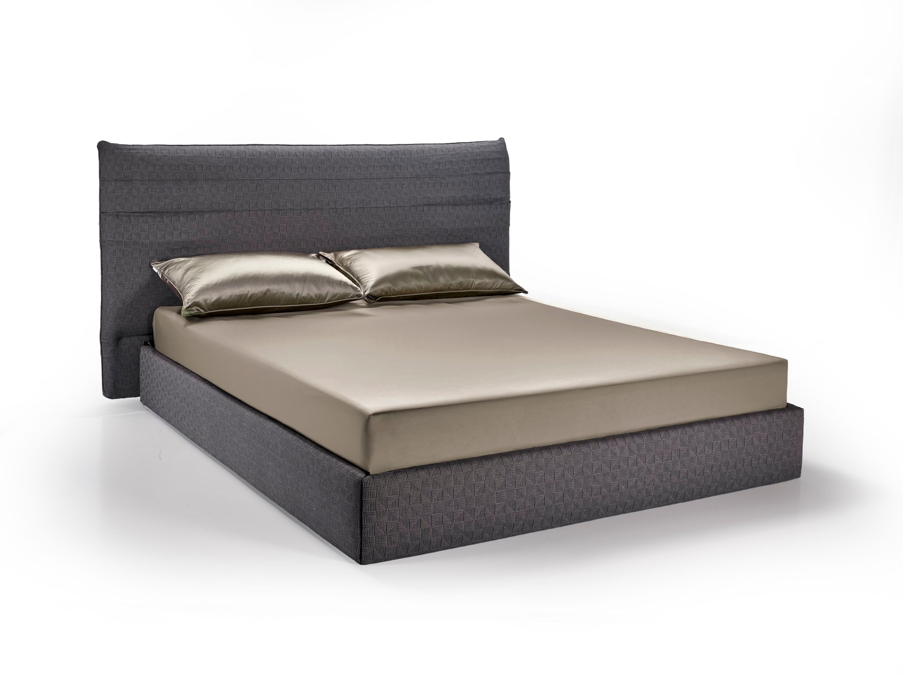 Двуспальная кровать из ткани с высоким изголовьем RIVATELIER WALLET ARCH-00063405