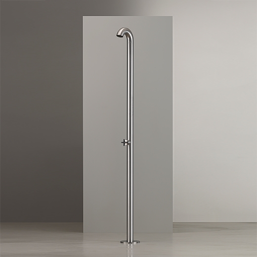 Свободно стоящий душ на открытом воздухе в AISI 316L из нержавеющей стали. Выход диск с дождевой струей в Delrin® черных матовый, контролируется прогрессивным смесителем сбора креста в черном алмазе матовой  BLD02 CEADESIGN  - Вид №2