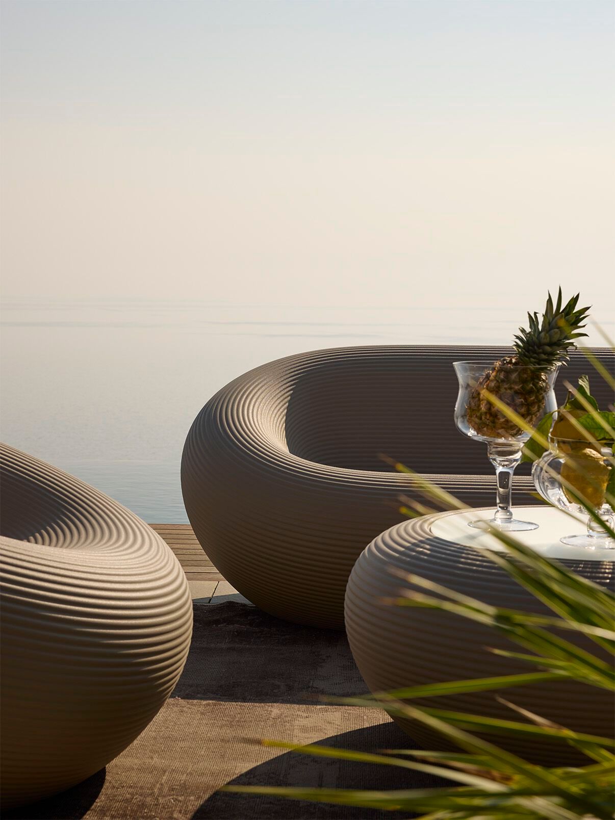 Круглый стол из полиэтилена Qeeboo нами ARCH-00091907 - Вид №6