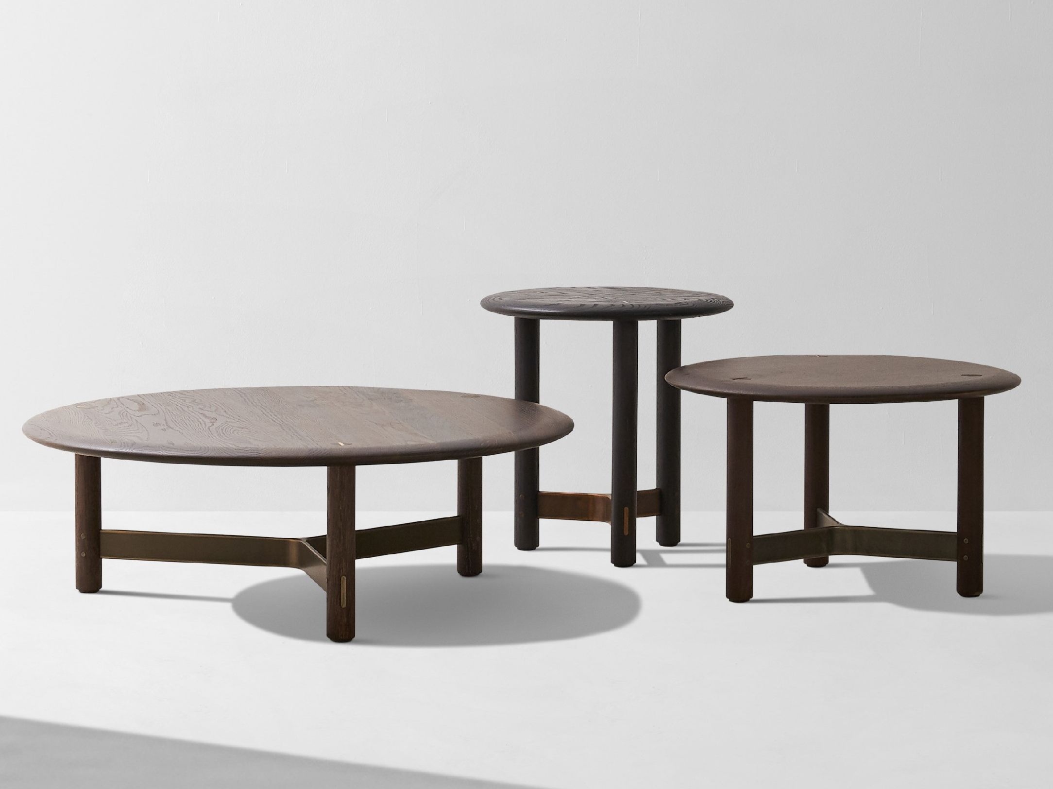 Круглый низкий журнальный столик из дуба District Eight Stilt ARCH-00024843 - Вид №1