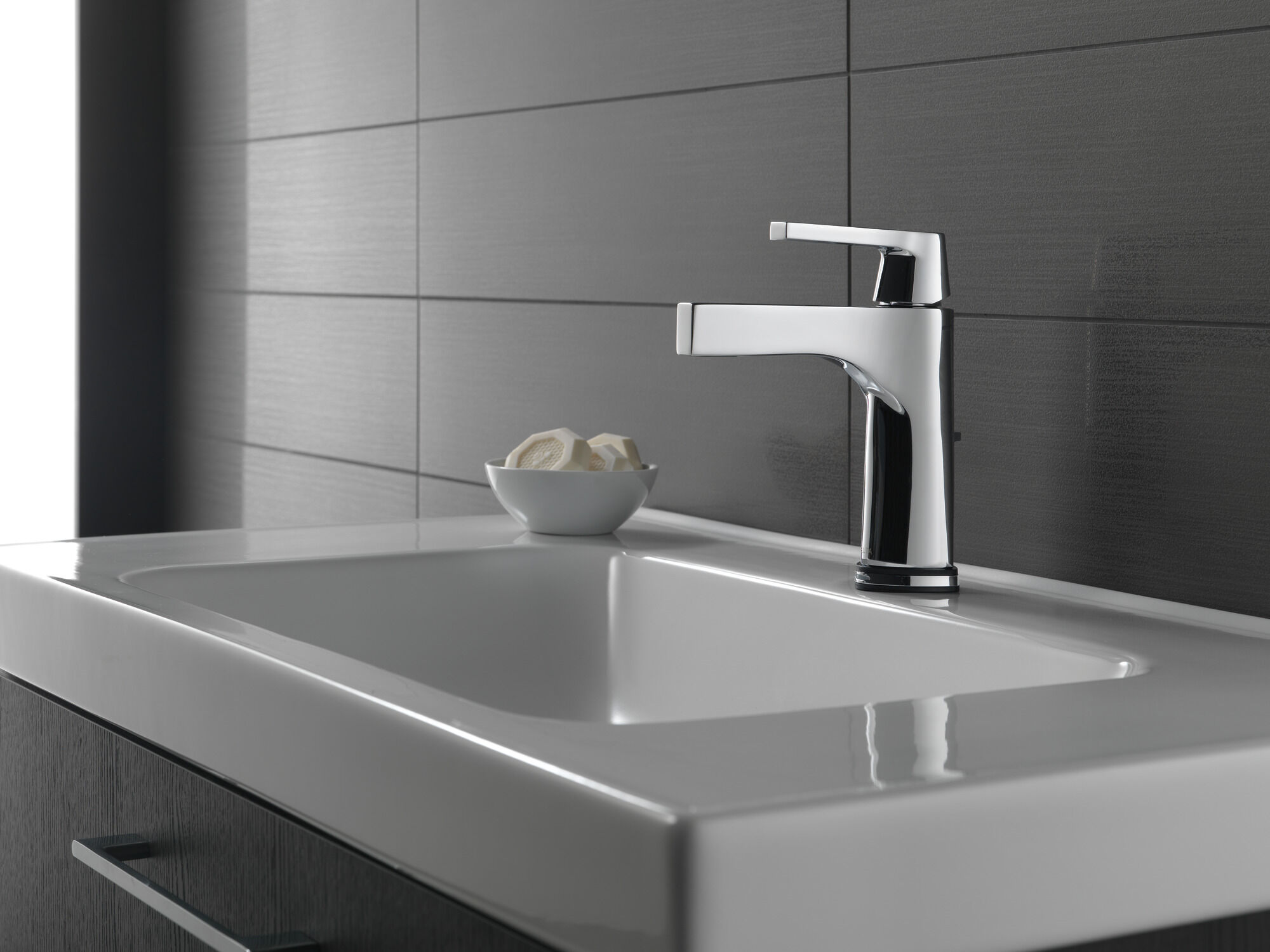 574T-CZ-DST Смеситель для ванной с одной ручкой с технологией Touch2O.xt® Delta Faucet Zura Шампанское бронза  - Вид №6