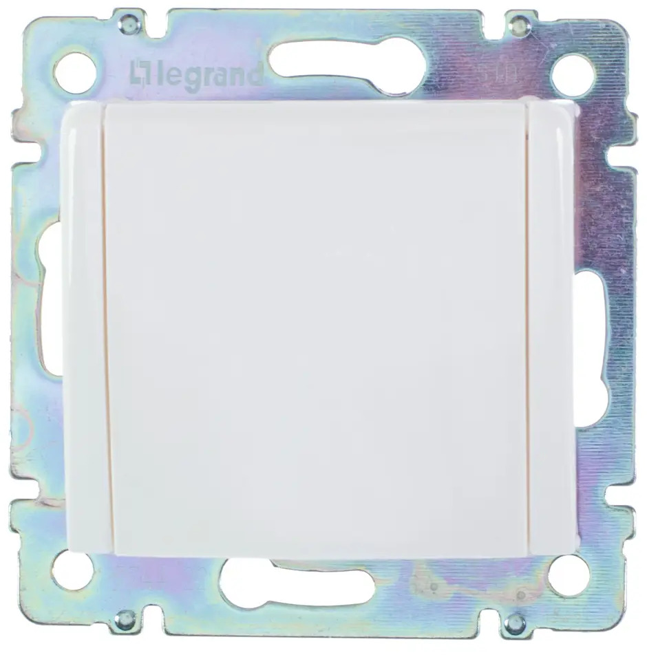 Legrand Valena Classic - розетка с крышкой и заземлением, белая 10321000