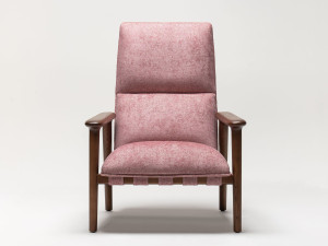 Тканевое кресло с подлокотниками