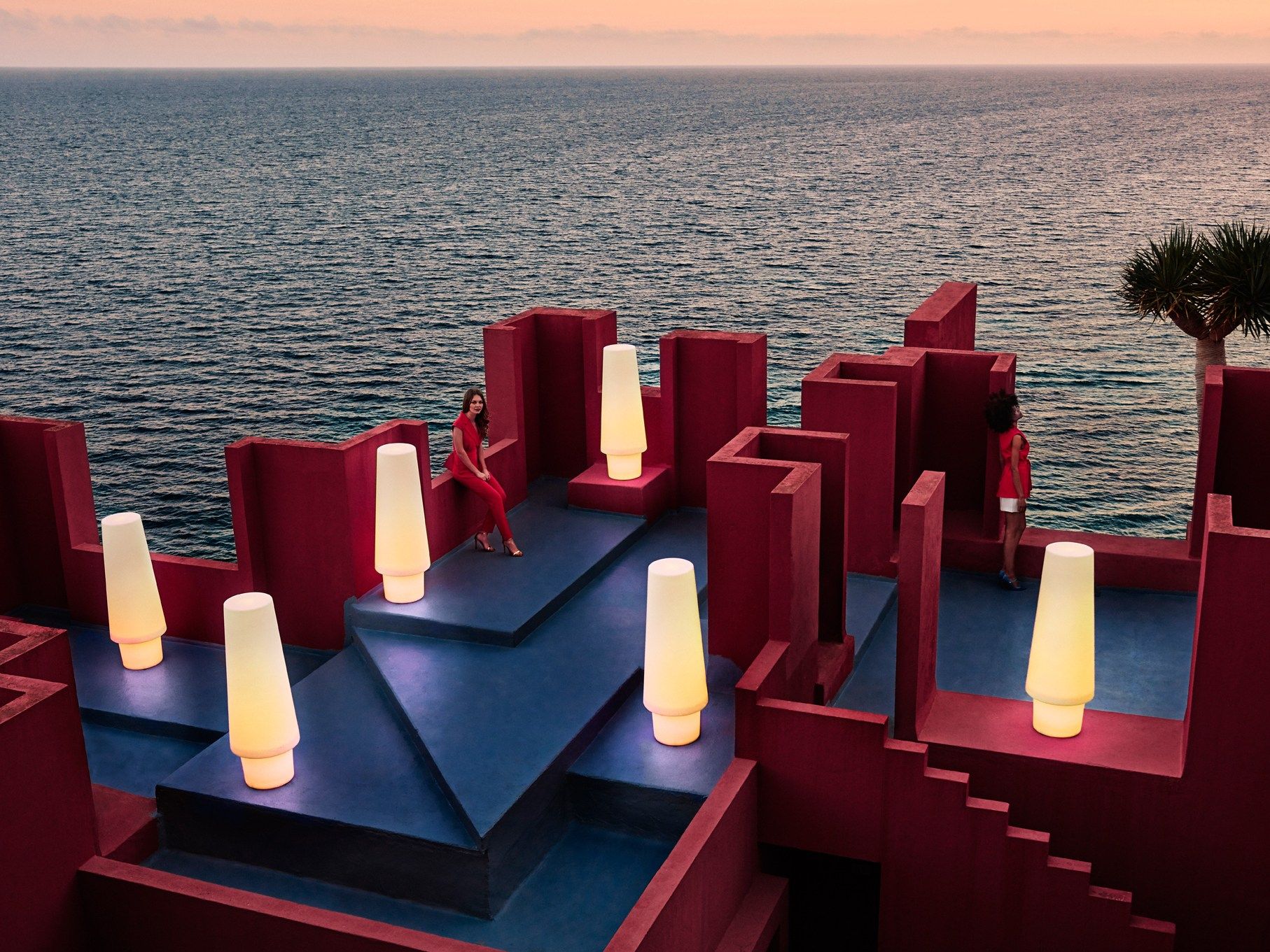 Пластиковый светодиодный напольный торшер Vondom Ulm ARCH-00080282 - Вид №2