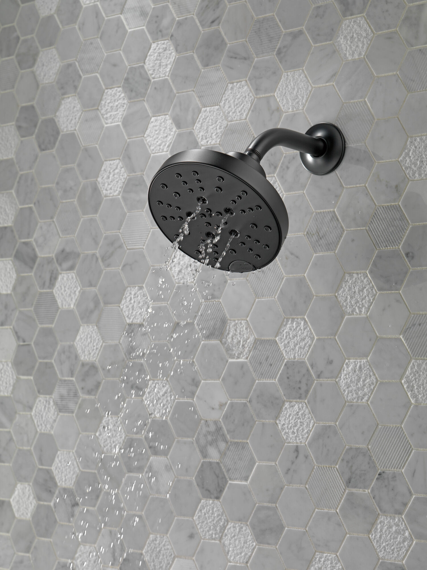 52668-BL H2Okinetic® Современная душевая лейка Raincan с 5 настройками Delta Faucet Universal Showering Матовый черный  - Вид №7
