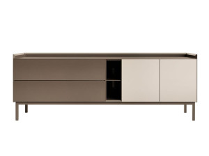 Деревянный шкаф с распашными дверями