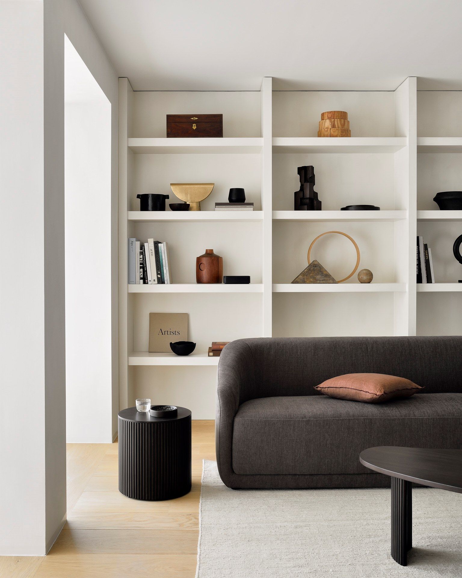 Низкий журнальный столик из красного дерева Ethnicraft Boomerang ARCH-00070030 - Вид №12