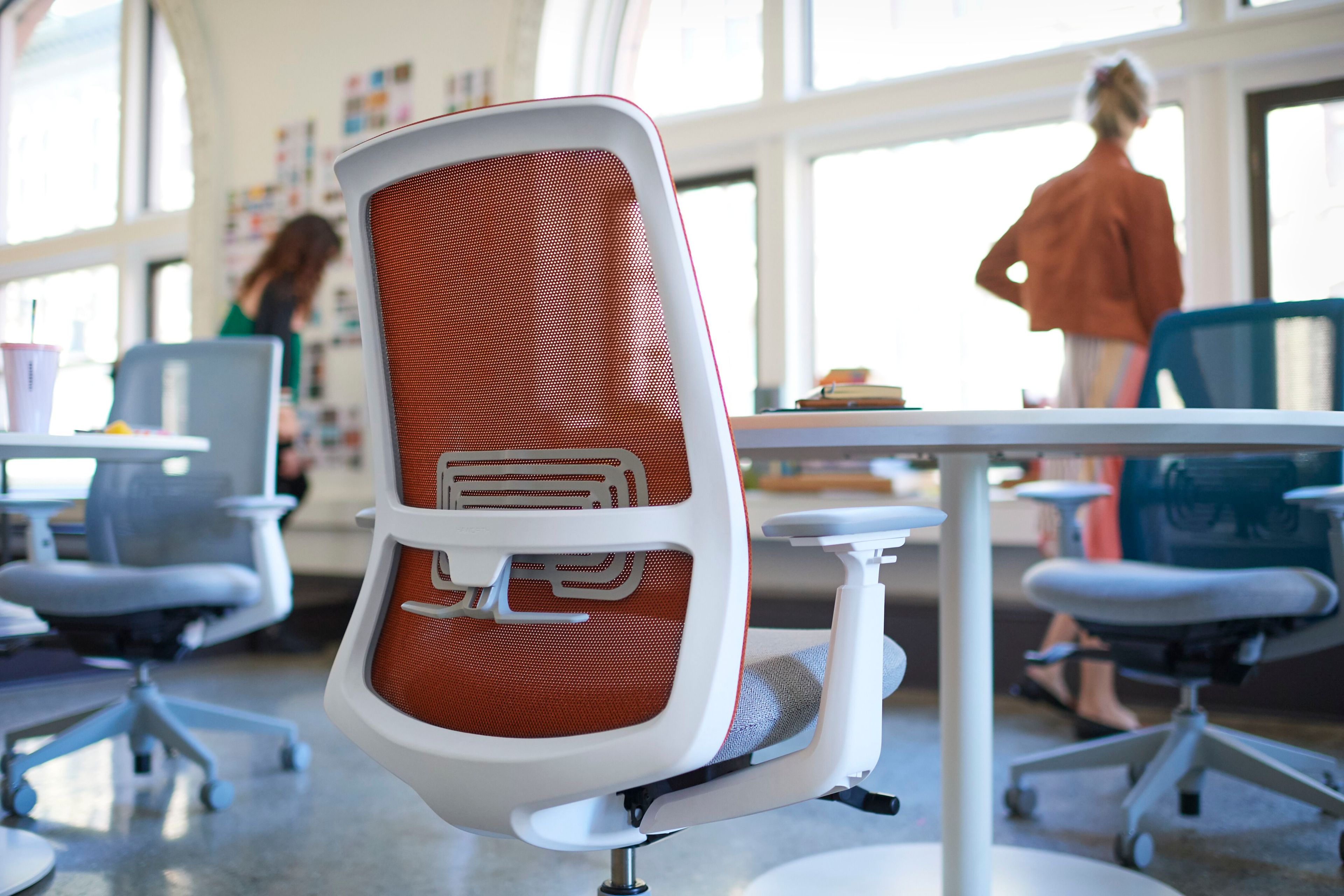 Тканевый поворотный мягкий операционный стул с колесами Haworth SOJI ARCH-00095618 - Вид №5