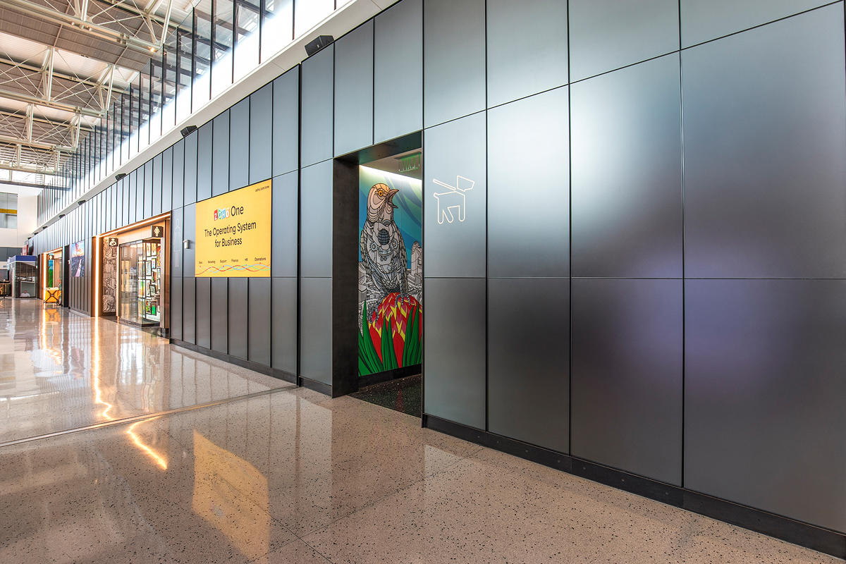 FSRT637 Система облицовки стен Levelr с панелями из вивихромового хромового стекла в отражающей конфигурации с индивидуальной цветовой прослойкой и опалексной отделкой, индивидуальной графикой туалета с индивидуальной подсветкой световой панели и настраив Forms-surfaces  - Вид №8