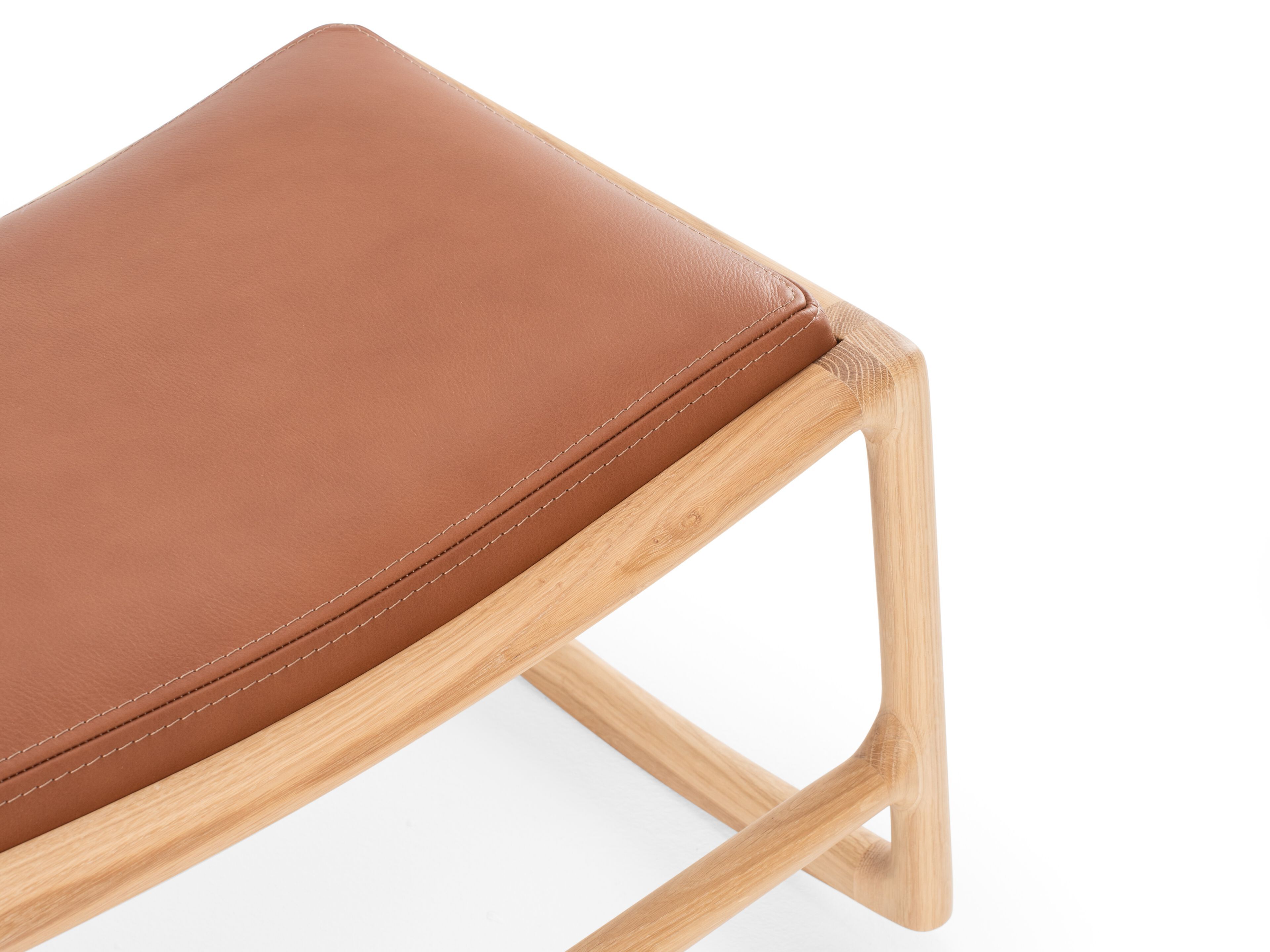 Подставка для ног из кожи и дуба Gazzda Dedo ARCH-00144831 - Вид №2